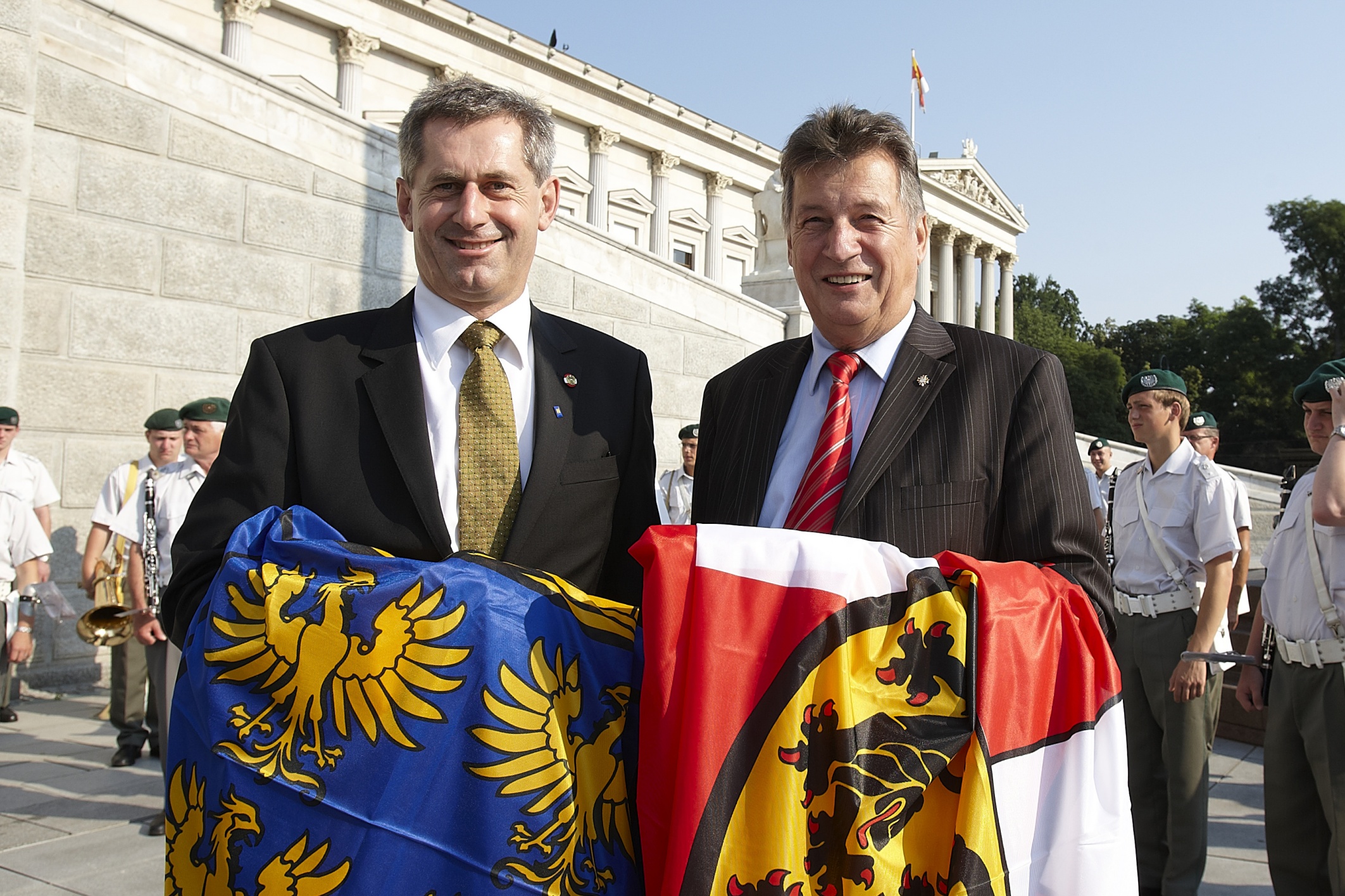 v.links: Bundesratspräsident Martin Preineder mit dem scheidenden Bundesratspräsidenten Peter Mitterer bei dem Austausch der Flaggen der Bundesländer Niederösterreichs und Kärnten
