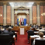 Bundesratspräsident Martin Preineder am Präsidium bei seiner Antrittsrede.